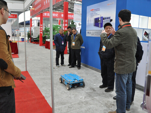 OD平台,OD(中国)参加2015中国西部国际装备制造业博览会-技术人员向观众讲解产品-2.jpg