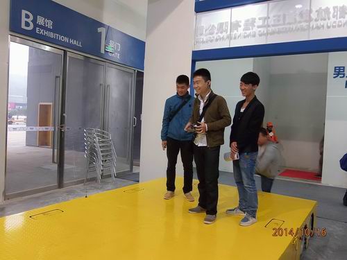 OD平台,OD（中国）参展2014绵阳科博会-观众对全向移动平台表现了浓厚的兴趣.jpg